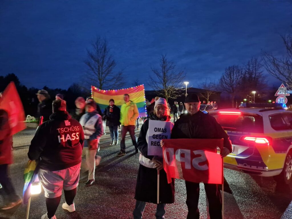 Ortsvorsteher Stefan Kleinert und die "Omas gegen Rechts" auf der Demonstration